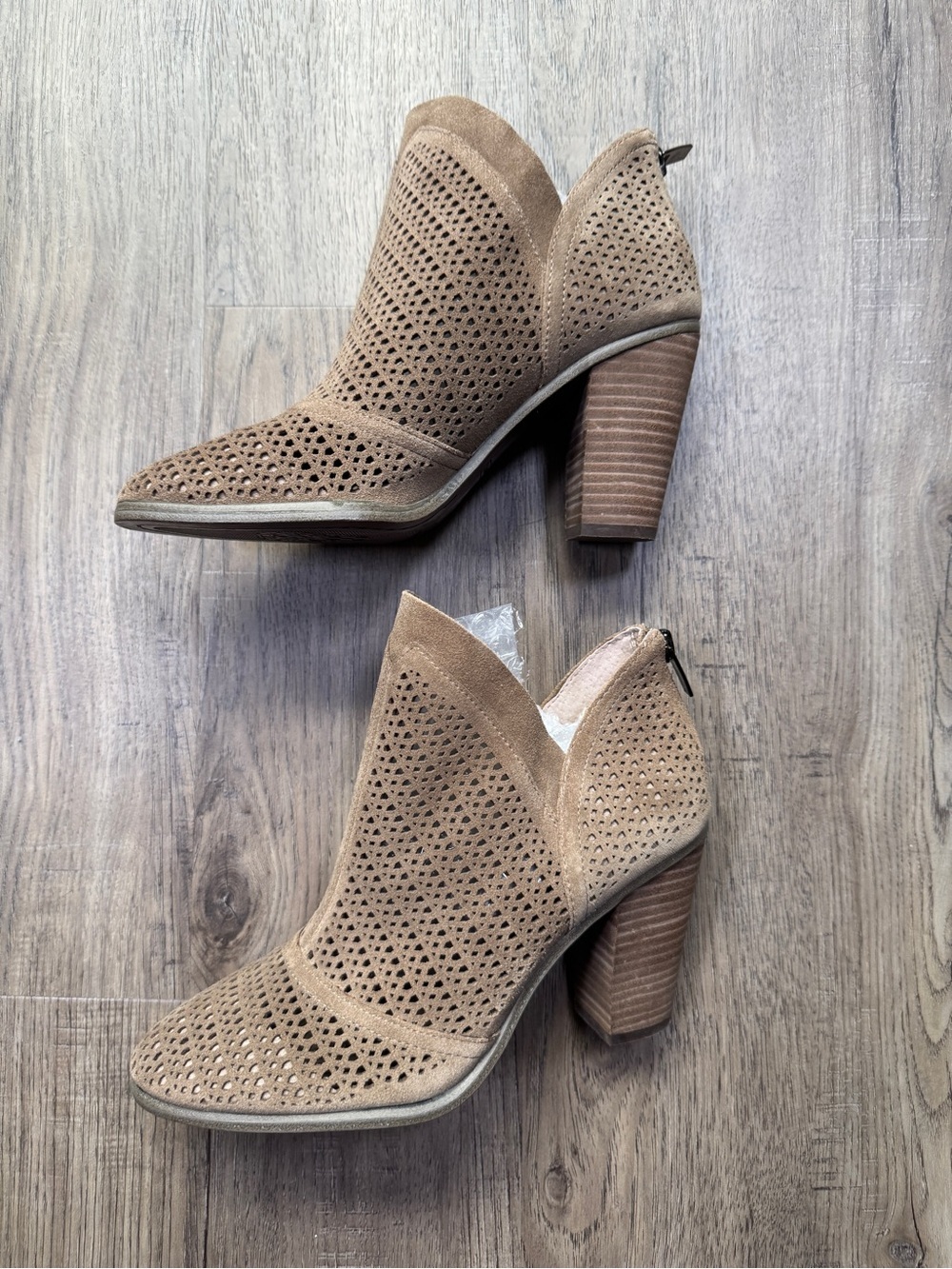 Vince Camuto VP-FLUNNA Beige Booties - Size 8 M / 38.5 - Picture 2 of 10